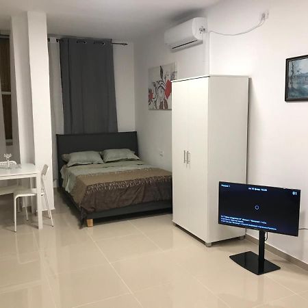 Isramax Apartment Near The Sea. Бат-Ям Экстерьер фото