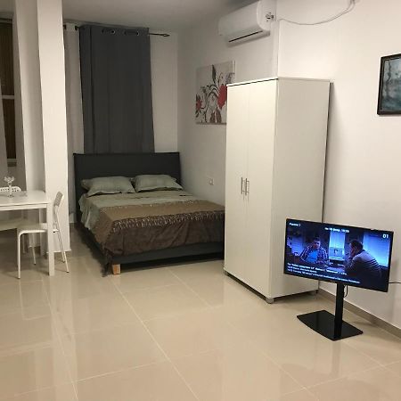Isramax Apartment Near The Sea. Бат-Ям Экстерьер фото